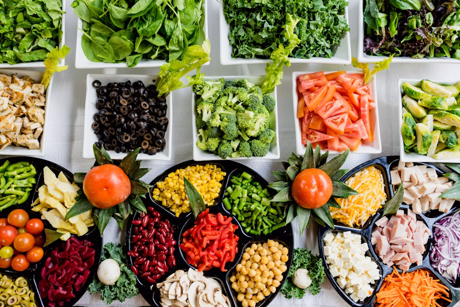 Alimenti semplici e naturali su un tavolo